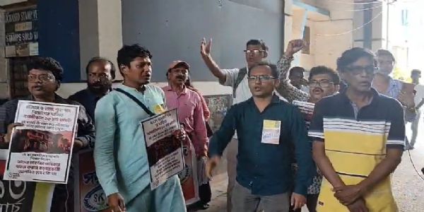 ধর্মঘটের সমর্থনে খাদ্যভবনের সামনে বিক্ষোভ, কর্মচারীদের গোলাপ দিয়ে কাজে না যাওয়ার আহ্বান