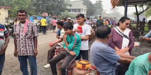 গ্যাস পেতে দীর্ঘ লাইন, দুর্গাপুরে গ্রাহকদের ভোগান্তি—মজুত পর্যাপ্ত দাবি কেন্দ্রের