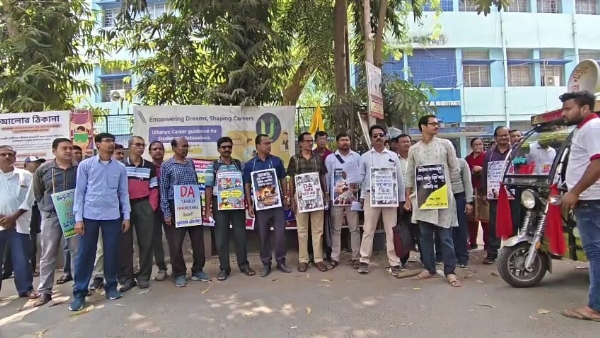 হুগলি জেলার আরামবাগ মহকুমাজুড়ে সরকারি কর্মচারীদের ডাকা ধর্মঘট ও ধর্না কর্মসূচিকে কেন্দ্র করে শুক্রবার সকাল থেকেই তৈরি হয় আন্দোলনের আবহ