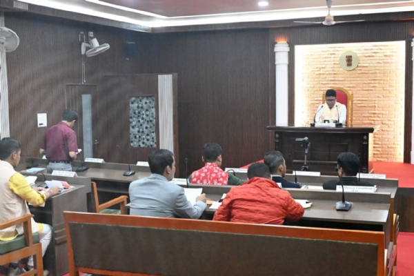 অন্তর্বর্তীকালীন বাজেট পেশ করছেন দনপাইনন থাওসেন