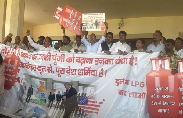 ঝাড়খণ্ড বিধানসভায় গ্যাসের দাম ও সংকট নিয়ে হট্টগোল, কেন্দ্রের বিরুদ্ধে স্লোগান ঝাড়খণ্ড বিধানসভায় গ্যাসের দাম ও সংকট নিয়ে হট্টগোল, কেন্দ্রের বিরুদ্ধে স্লোগান