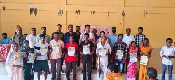 লঙ্গাই চা বাগান শ্রমিকদের হাতে ডিজিটাল ভূমি পাট্টা প্ৰদান লঙ্গাই চা বাগান শ্রমিকদের হাতে ডিজিটাল ভূমি পাট্টা প্ৰদান