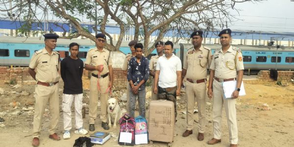 আগরতলা রেল স্টেশন থেকে ২৬ কেজি গাঁজাসহ দুই নেশা কারবারি আটক