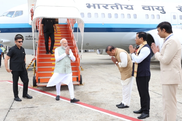 শিলচরের কুম্ভিরগ্রাম বিমানবন্দরে স্বাগত প্রধানমন্ত্রীকে