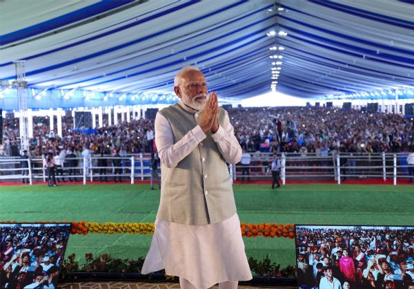 সমাবেশে উপস্থিতদের সম্ভাষণ মোদীর
