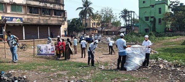 অস্বাভাবিক মশা-মাছির উপদ্রব, ডেঙ্গু সংক্রামকের আতঙ্ক   বুদবুদে সাফাই অভিযান পঞ্চায়েত সমিতির