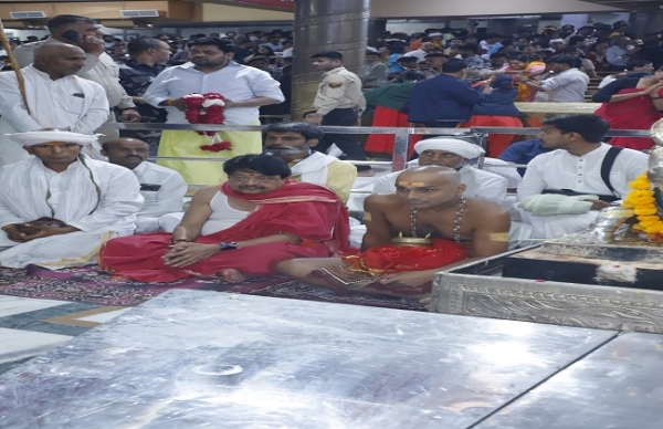 উজ্জয়িনীতে মহাকালেশ্বর জ্যোতির্লিঙ্গের দর্শন করলেন দাদাগুরু