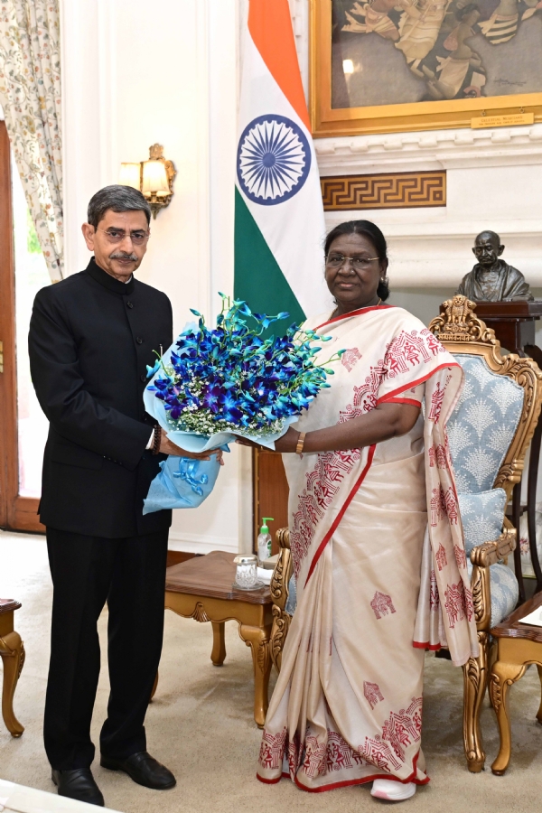 রাষ্ট্রপতির সঙ্গে সৌজন্য সাক্ষাৎ রাজ্যপাল রবির রাষ্ট্রপতির সঙ্গে সৌজন্য সাক্ষাৎ রাজ্যপাল রবির