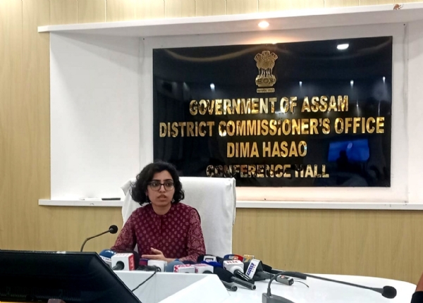 সাংবাদিক সম্মেলনে বক্তব্য পেশ করছেন নবাগত জেলাশাসক গায়ত্রী দেবীদাস হায়লিঙ