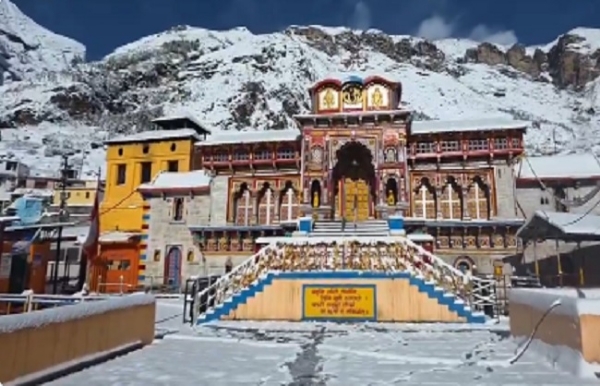 বরফের চাদরে ঢাকা পড়ল বদ্রীনাথ মন্দির চত্বর