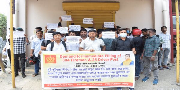 ফায়ারম্যান ও ড্রাইভার নিয়োগ দ্রুত সম্পন্নের দাবিতে পরীক্ষার্থীদের ডেপুটেশন