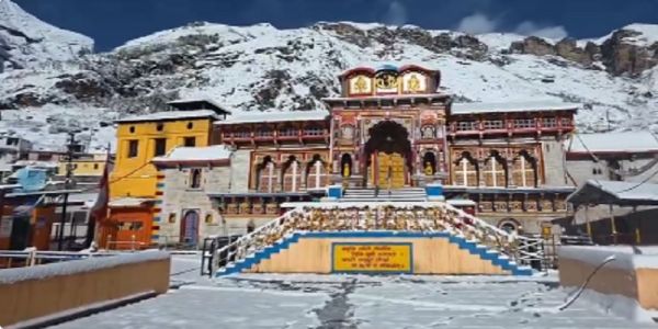 উত্তরাখণ্ডের চামোলিতে তুষারপাত, বরফের চাদরে ঢাকা পড়ল বদ্রীনাথ মন্দির চত্বর
