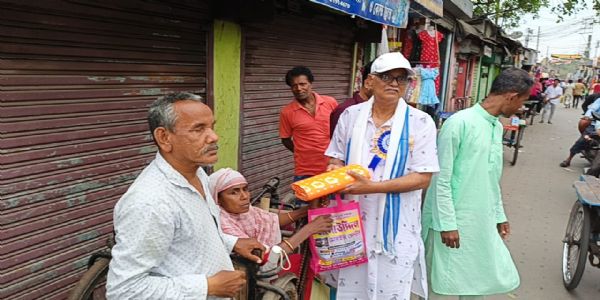 মগরাহাটে প্রেস ক্লাবের উদ্যোগে বস্ত্র ও ইফতার সামগ্রী বিতরণ