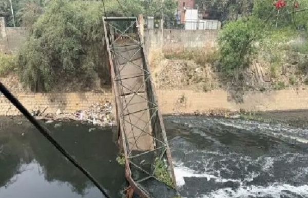 দিল্লিতে ফুট ওভারব্রিজ ভেঙে নীচের নালায় পড়ে মৃত্যু এক মহিলার