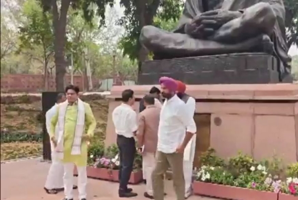 লোকসভার ৮ সাংসদের সাসপেনশন প্রত্যাহার, পবিত্রতা বজায় রাখার আহ্বান বিড়লার