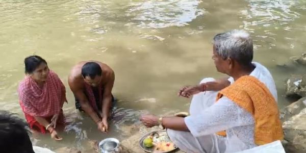 বারুণী তিথিতে পুণ্যস্নান, আগরতলা ও শান্তিরবাজারে পুণ্যার্থীদের ভিড়