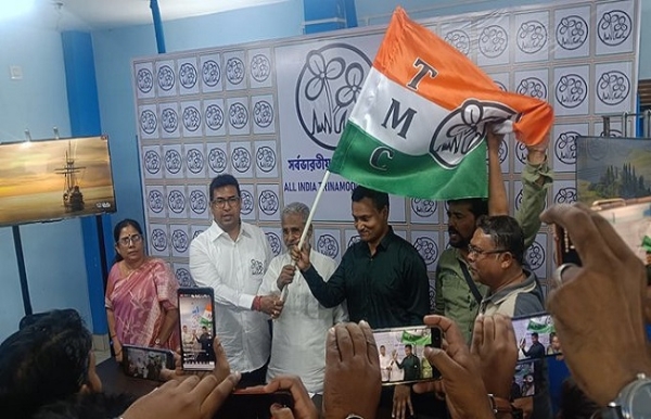 তৃণমূলে যোগ দিলেন বিশ্বের সর্ব কনিষ্ঠ প্রধান শিক্ষক বাবর আলি