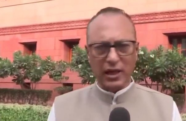 সাংবাদিকদের সঙ্গে কথা বলছেন প্রদ্যুৎ বরদলৈ