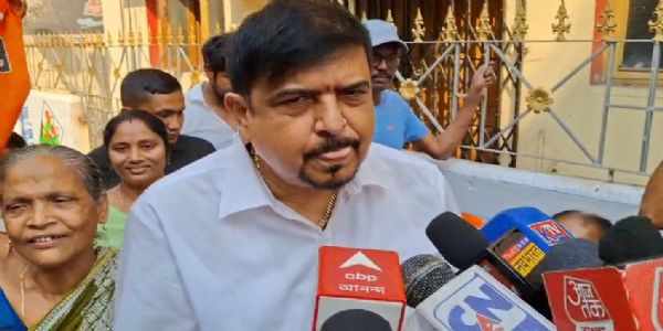 পুজো দিয়ে প্রচার শুরু, শ্রীভূমিতে দেওয়াল লিখলেন তৃণমূল প্রার্থী সুজিত বসু