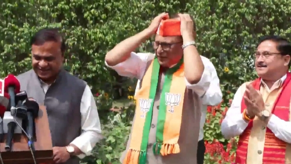 গলায় উত্তরীয় নিয়ে বিজেপি-টুপি পরছেন সাংসদ প্ৰদ্যুৎ বরদলৈ