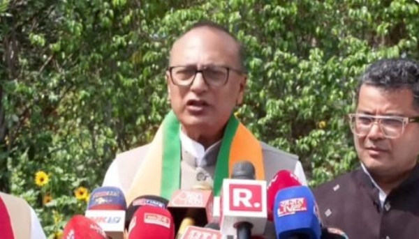 বিজেপি-তে যোগদান করে সাংবাদিকদের সঙ্গে কথা বলছেন সাংসদ প্ৰদ্যুৎ বরদলৈ