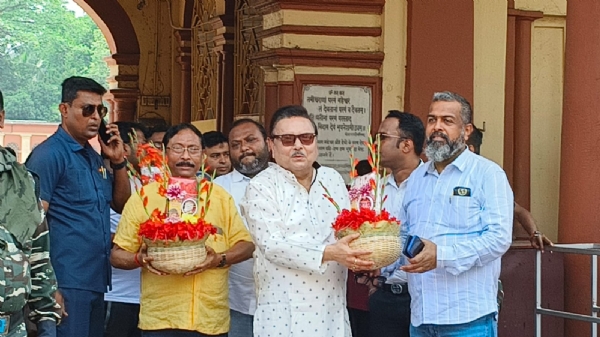 মদন মিত্র ভবতারিণী মন্দিরে পুজোয় হাজির