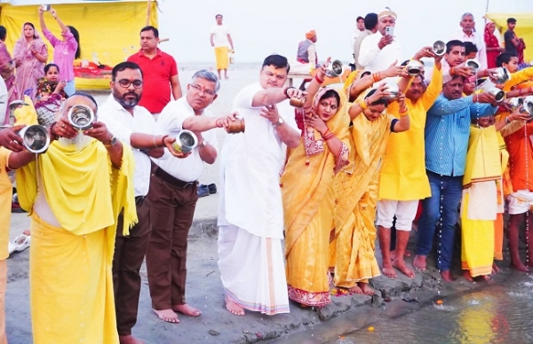 নববর্ষে সরযূ তীরে সূর্যকে অর্ঘ্য, অযোধ্যায় ভক্তদের সমাগম