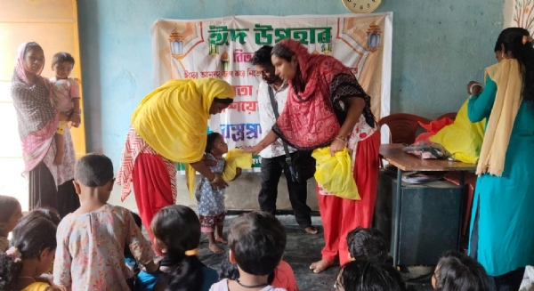 সিউড়িতে শিশুদের নিয়ে বিতরণ কর্মসূচি