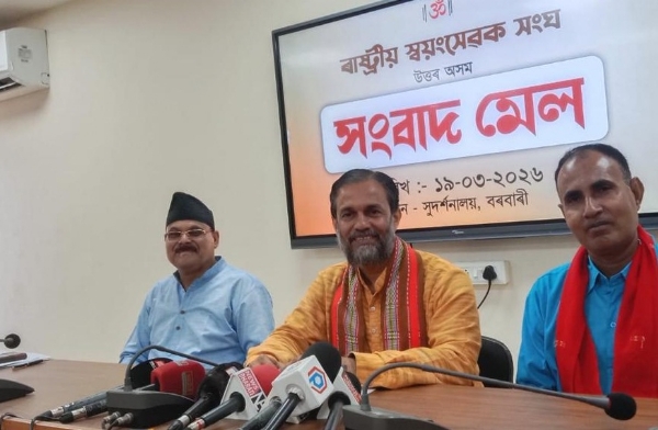 সাংবাদিক সম্মেলনে ড. সুনীল মোহান্তি (মধ্যে)