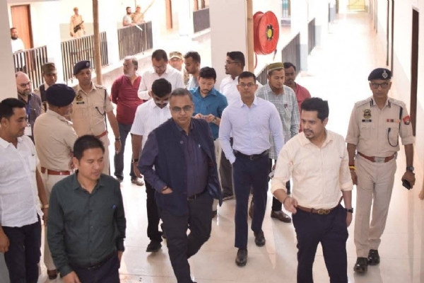 ভিএম এইচএস স্কুলে স্ট্রং রুম ও বিতরণ কেন্দ্র পরিদর্শন সিইও, অবজার্ভার, জেলাশাসকের