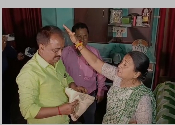 ধর্মমাতার বিরুদ্ধেই নির্বাচনী যুদ্ধে অবতীর্ণ ছেলে