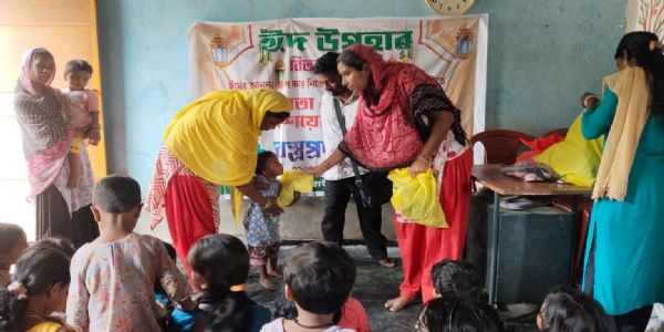 ইদ উপলক্ষে খুদেদের মুখে হাসি, সিউড়িতে ১০০ জন অনাথ ও দুঃস্থ শিশুর হাতে নতুন পোশাক তুলে দিল ‘মানবতা’