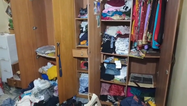 বাড়িতে চুরি