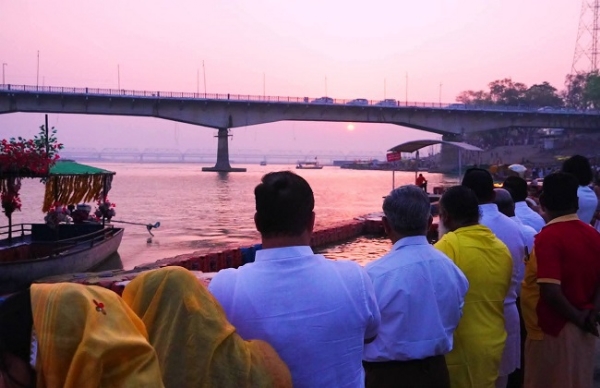 নববর্ষে সরযূ তীরে সূর্যকে অর্ঘ্য, অযোধ্যায় ভক্তদের সমাগম