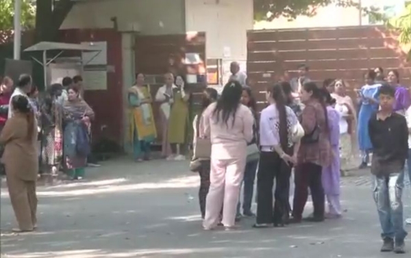 দিল্লির একাধিক স্কুলে ফের বোমাতঙ্ক! ছড়ালো চাঞ্চল্য দিল্লির একাধিক স্কুলে ফের বোমাতঙ্ক! ছড়ালো চাঞ্চল্য