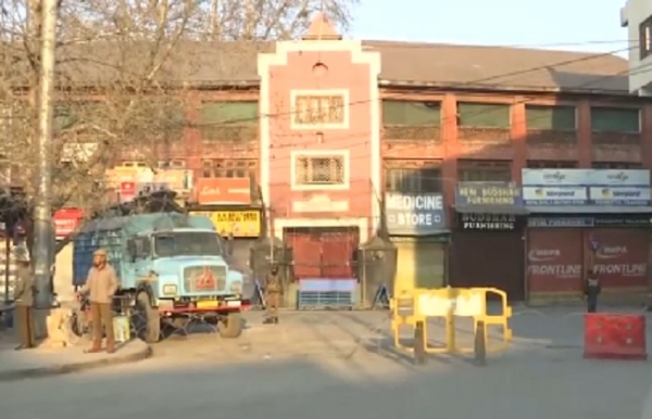 শান্তি বজায় রাখতে কাশ্মীরে লাগু বিধিনিষেধ, জারি উচ্চ সতর্কতা শান্তি বজায় রাখতে কাশ্মীরে লাগু বিধিনিষেধ, জারি উচ্চ সতর্কতা
