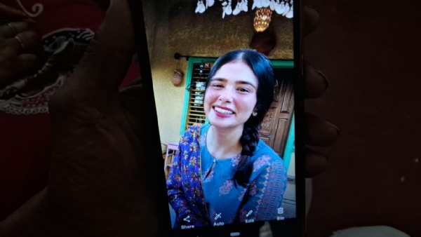 পরিবারের লোক আটকে পরিবারের লোক আটকে