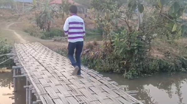 বাঁশের মাচা দিয়ে যাতায়াত বাঁশের মাচা দিয়ে যাতায়াত