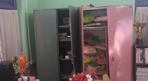 স্কুলে দুঃসাহসিক চুরি