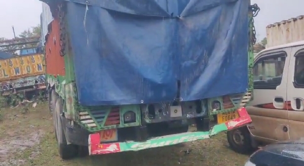 ট্রাক থেকে রাবার শিট লুট