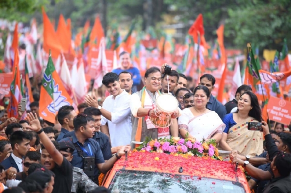 স্ত্রী, পুত্র, সাংসদদের নিয়ে মিছিল করে মনোনয়ন পেশ করতে যাচ্ছেন হিমন্তবিশ্ব