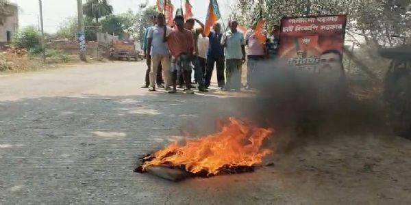 প্রার্থী পছন্দ না হওয়ায় বড়ঞায় বিজেপি কর্মীদের বিক্ষোভ, টায়ার জ্বালিয়ে পথ অবরোধ