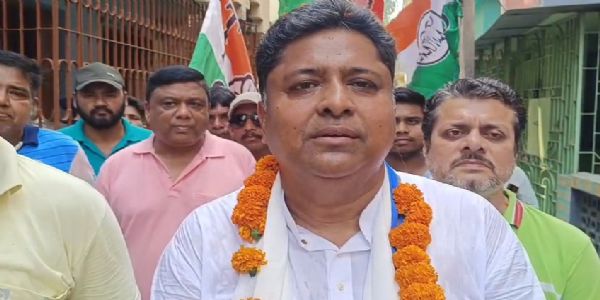 ইংরেজবাজারে প্রার্থীহীন বিজেপি, তৃণমূলের প্রচারে কাউন্সিলরের বাড়িতে ভোটের আবেদন আশীষ কুন্ডুর