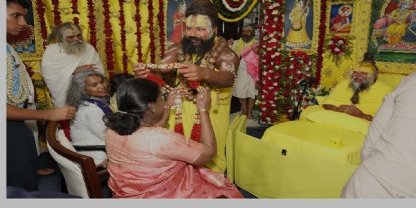 প্রেমানন্দ মহারাজের সঙ্গে সাক্ষাৎ করলেন রাষ্ট্রপতি মুর্মু , নিলেন আশীর্বাদ