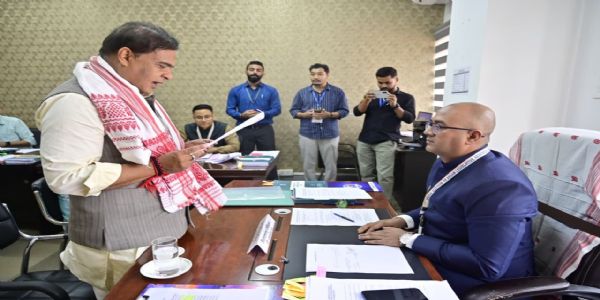 হাজারো জনতাকে নিয়ে মিছিল করে মনোনয়ন পেশ জালুকবাড়ির বিজেপি-প্রার্থী হিমন্তবিশ্ব শর্মা