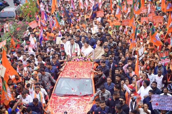 জনসমুদ্রে হিমন্তবিশ্ব