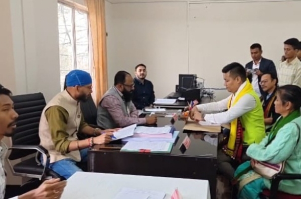 মনোনয়ন পেশ করছেন হাফলঙের এনপিপি-প্রার্থী ড্যানিয়েল লাংথাসা