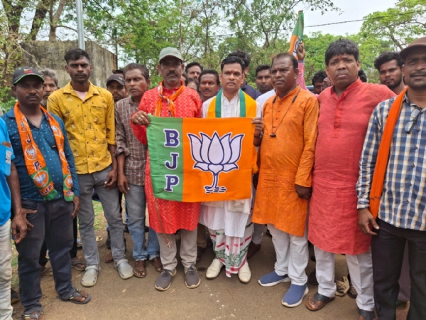 শহীদ পরিবারের সাথে দেখে করে প্রচার শুরু করলেন বিনপুর বিধানসভা কেন্দ্রের বিজেপি প্রার্থী চিকিৎসক প্রণত টুডু