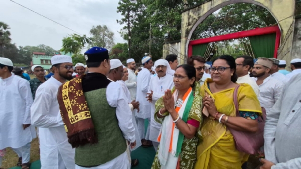 ঈদের মঞ্চে রাজনৈতিক বার্তা, আরামবাগে মুখোমুখি তৃণমূল-সিপিআইএম প্রার্থী ঈদের মঞ্চে রাজনৈতিক বার্তা, আরামবাগে মুখোমুখি তৃণমূল-সিপিআইএম প্রার্থী