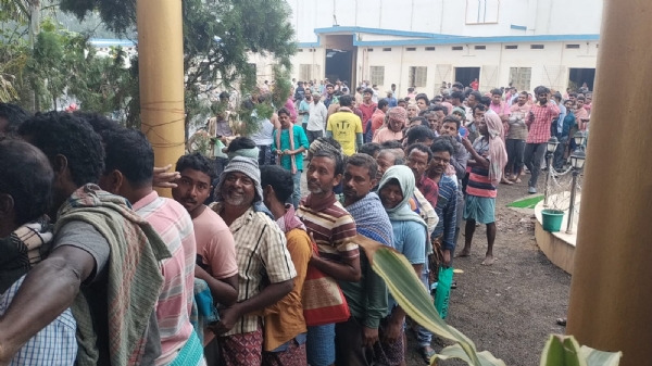 ভোটের আগে আলু সংরক্ষণ নিয়ে বিক্ষোভ, হাজিপুর হিমঘরের সামনে উত্তেজনা